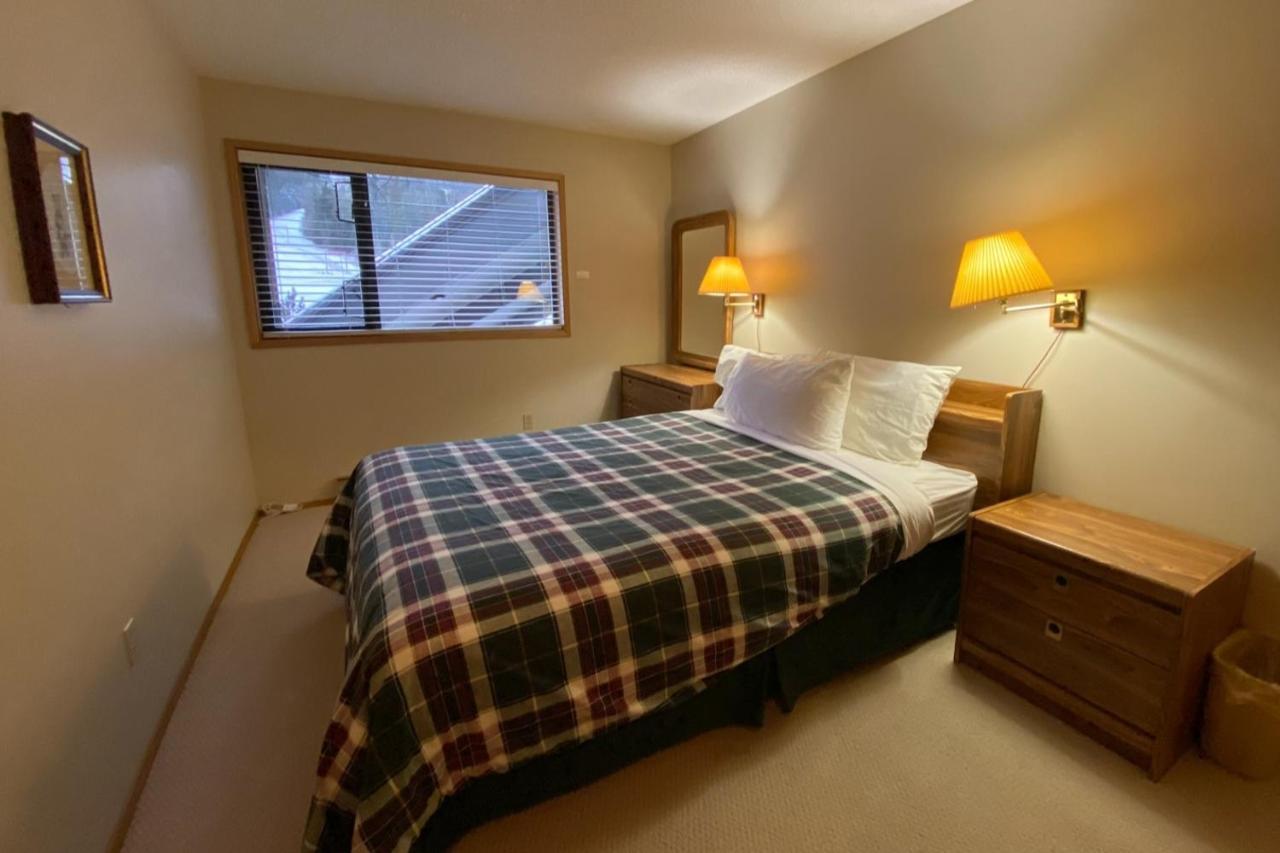 The Griz Inn By Park Vacation Management Fernie Exteriör bild