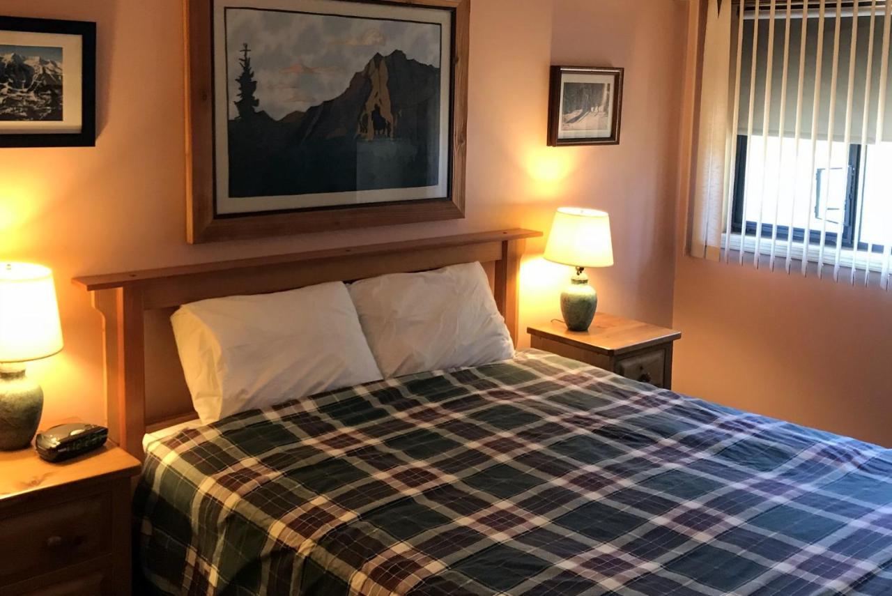 The Griz Inn By Park Vacation Management Fernie Exteriör bild